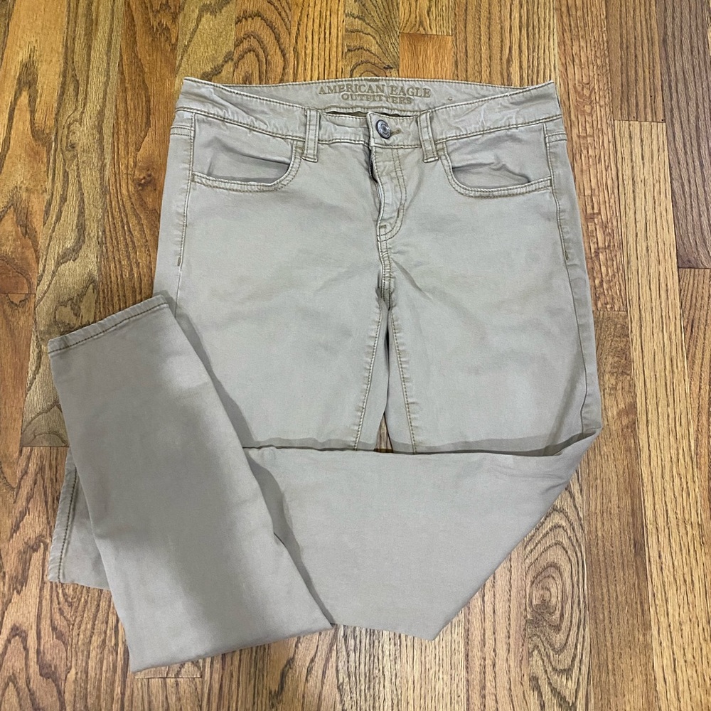 American Eagle skinny Khaki, size 6
